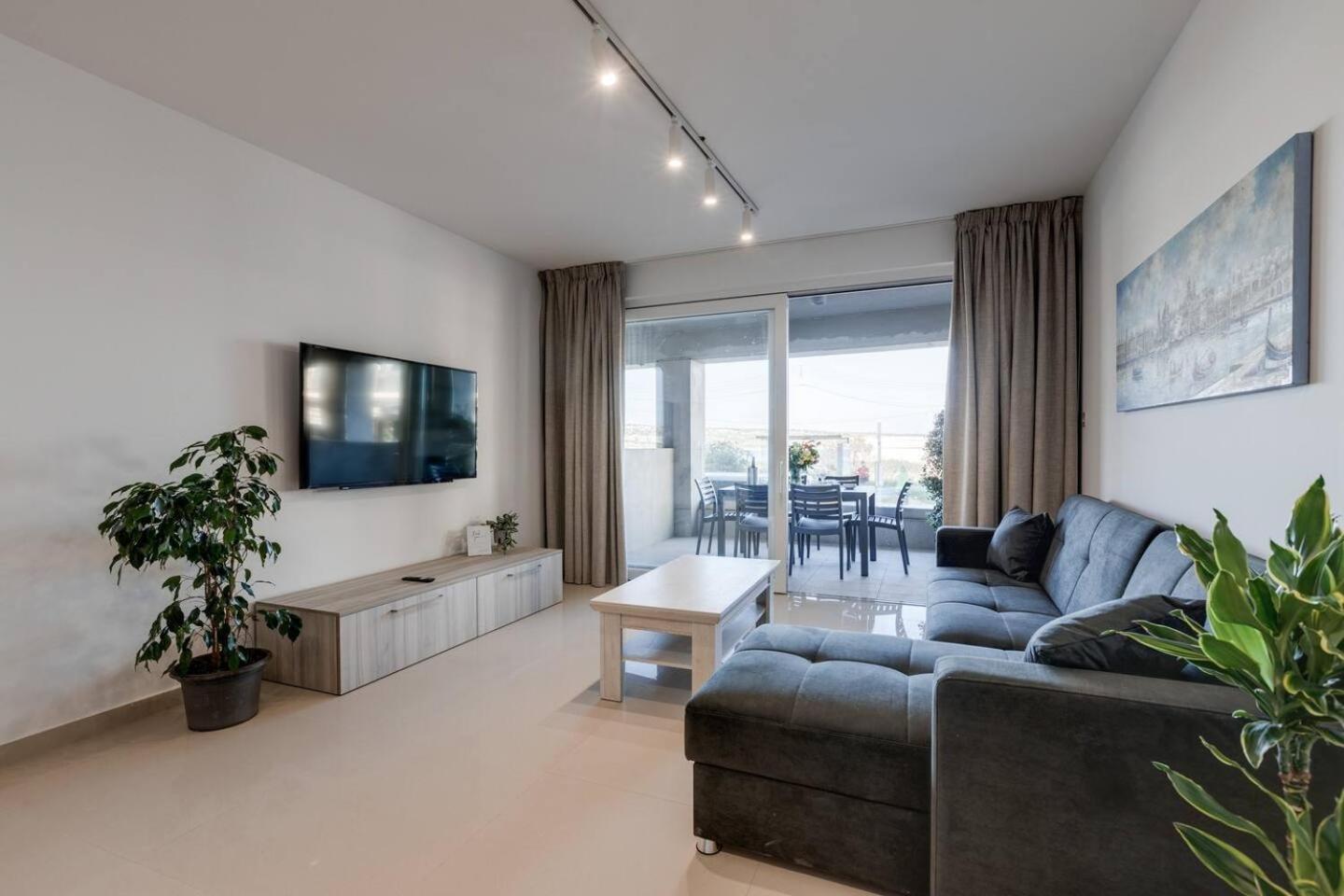 9Ten11 Seafront By Homely Mellieħa Екстериор снимка