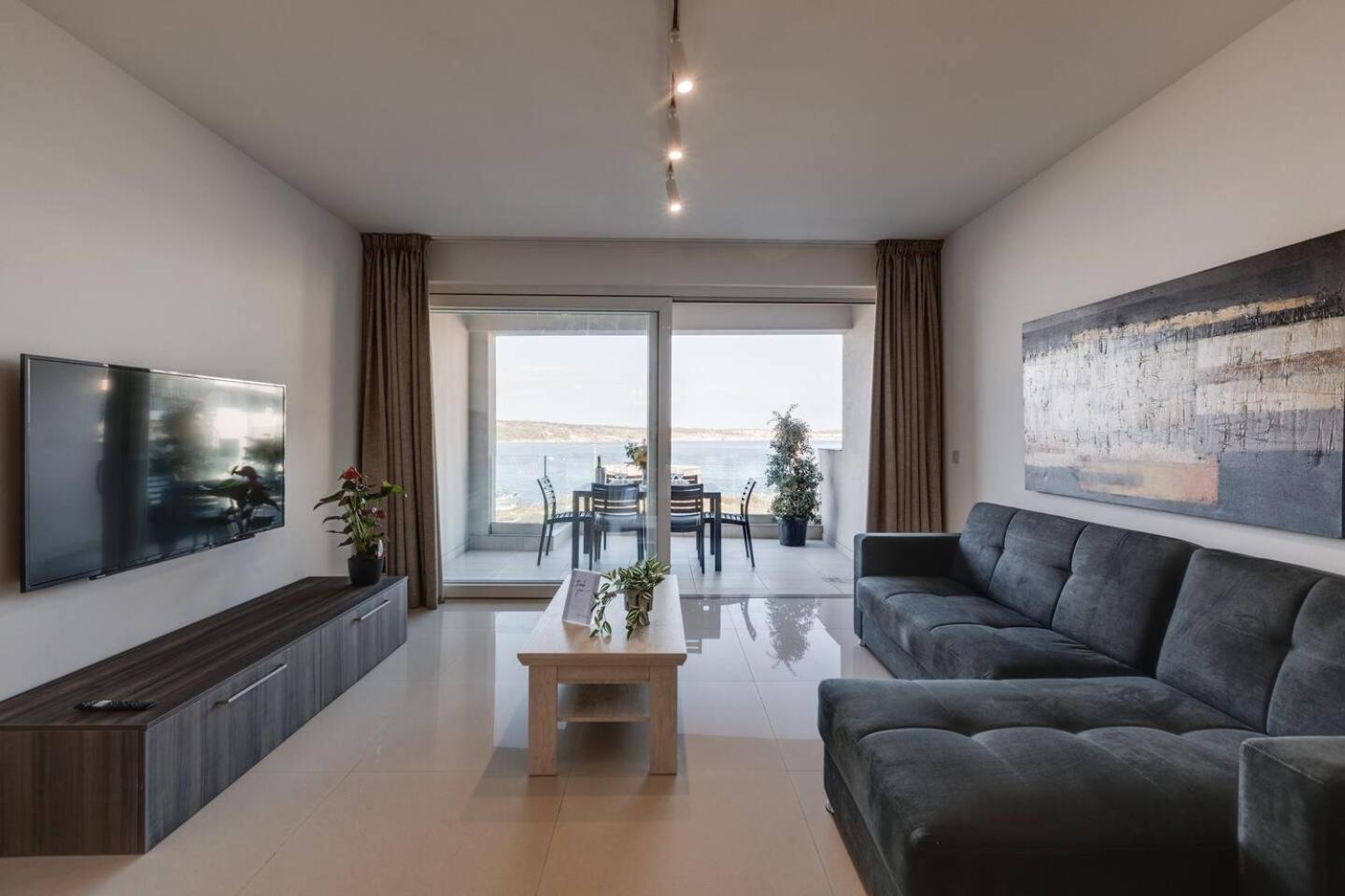 9Ten11 Seafront By Homely Mellieħa Екстериор снимка