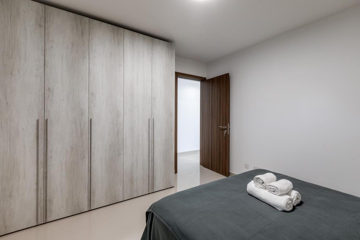 9Ten11 Seafront By Homely Mellieħa Екстериор снимка