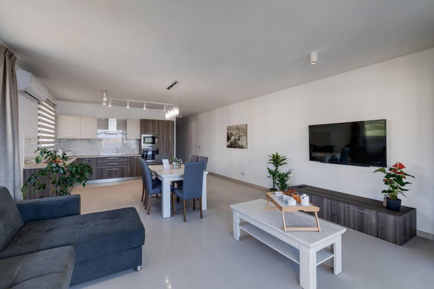 9Ten11 Seafront By Homely Mellieħa Екстериор снимка