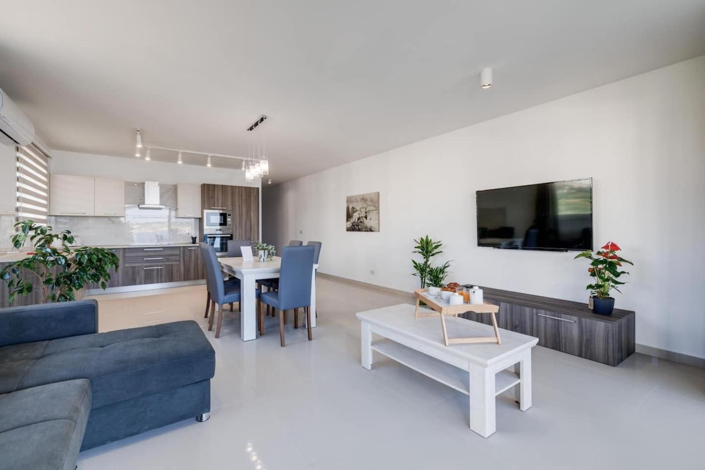 9Ten11 Seafront By Homely Mellieħa Екстериор снимка