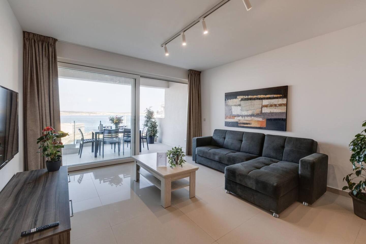 9Ten11 Seafront By Homely Mellieħa Екстериор снимка